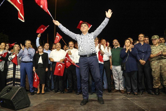 Fadıloğlu, “Başkumandanımız ‘Evlerinize Dönün’ Diyene Kadar Meydanlardayız”