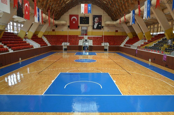 Menderes Spor Salonu Bakıma Alındı