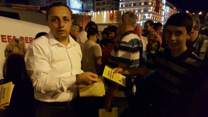 Vefa Derneği Demokrasi Nöbeti Bekleyenlere Kitap Dağıttı