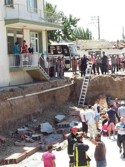 Akhisar’da İnşaat Çöktü, 4 İşçi Yaralandı