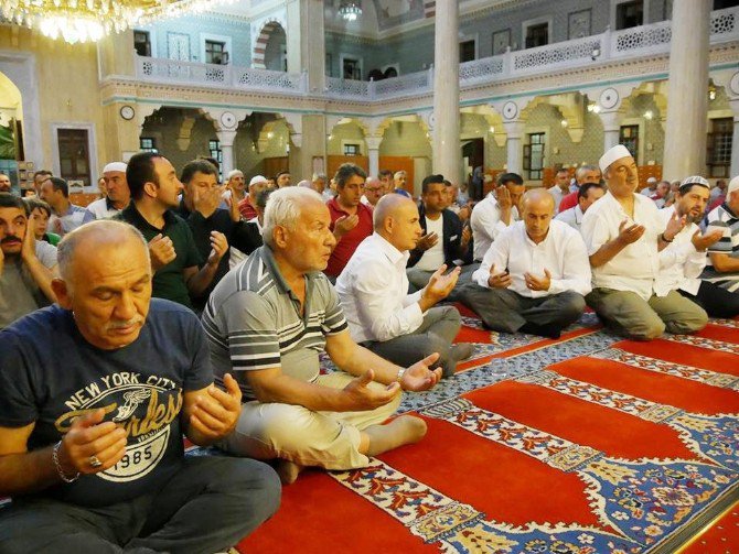 Büyükçekmece’de Demokrasi Şehitleri İçin Mevlit Okutuldu