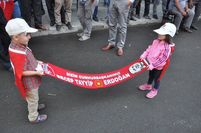 Karslılar Demokrasi Nöbetinde Sokakları Doldurdu