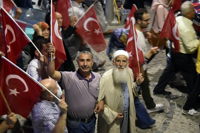 Gümüşhane’de Binlerce Kişinin Katılımıyla ‘Demokrasi Yürüyüşü’ Gerçekleştirildi