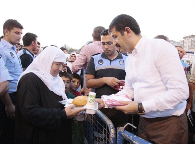 Eyyübiye Belediyesi Vatandaşlara Bayrak Ve Kumanya Dağıttı