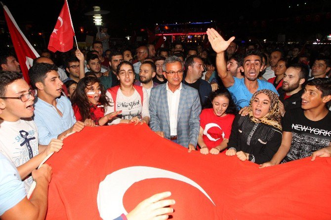 Başkan Köşker, Milli İrade Ve Demokrasi Nöbetine Katıldı