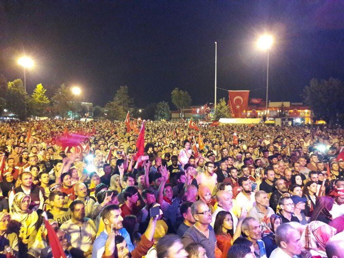 Gençlik Hizmetleri Ve Spor İl Müdürlüğü Demokrasi Nöbetinde