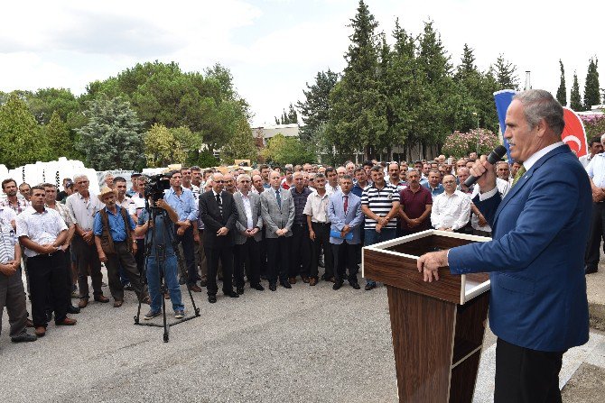 Büyükşehir Besicilere Buzağı Kulübesi Dağıttı