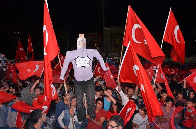 Eskişehir Halkı Demokrasi Nöbetinin 6. Gecesinde