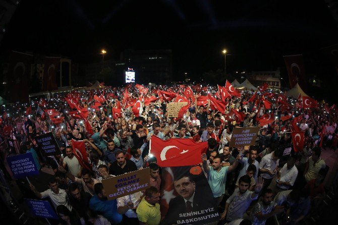 Samsun’da Vatandaşlar ‘Demokrasi Nöbeti’ni Sürdürüyor