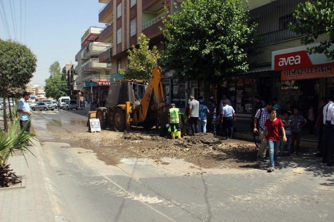 İş Makinesi Doğalgaz Borusunu Deldi