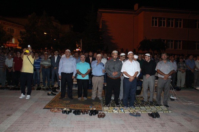 Sungurlu’da Demokrasi Şehitler İçin Gıyabi Cenaze Namazı