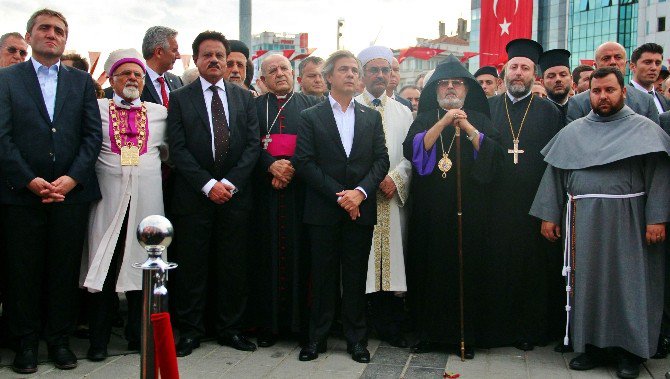 Taksim Meydanı’nda Demokrasi Şehitleri Anıtı’na Karanfil Bırakıldı