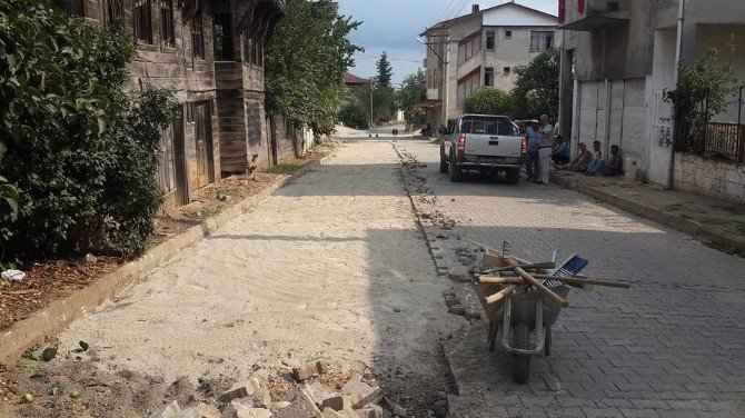 Akçakoca’da Bozuk Yollar Yenileniyor