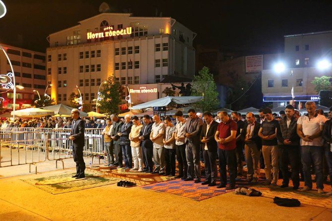 Ak Parti’li Doğanay, 5 Bin Kişiye Yatsı Namazını Kıldırdı