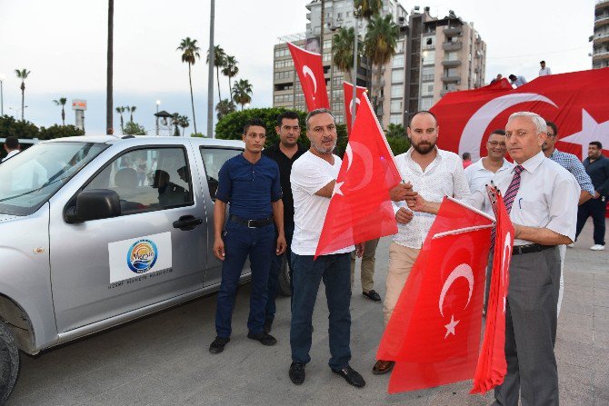 Mersin’de ’Demokrasi Nöbeti’ Devam Ediyor