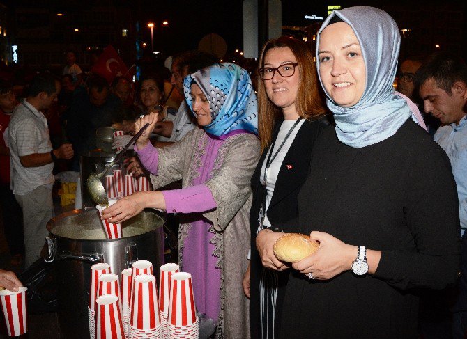 Turan Demokrasi Nöbetinde Çorba Dağıttı