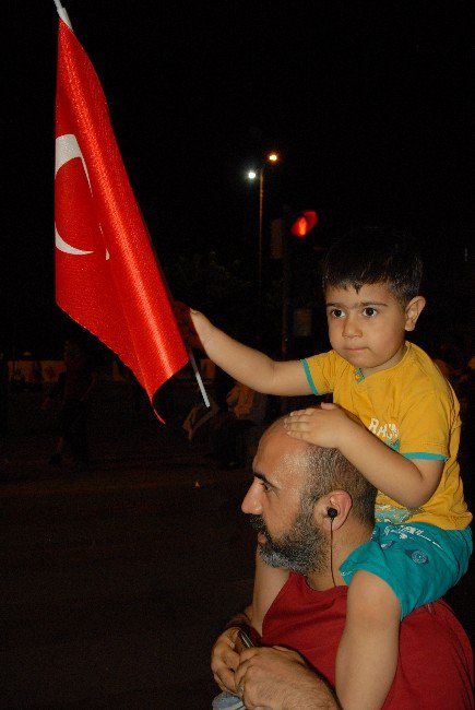 Anne Ve Babalarının Kucağında Demokrasi Nöbeti Tutuyorlar