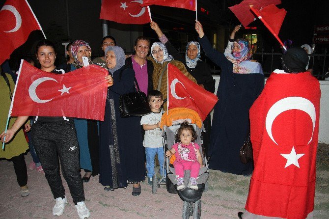 Muradiye’de Demokrasi Nöbeti Devam Ediyor