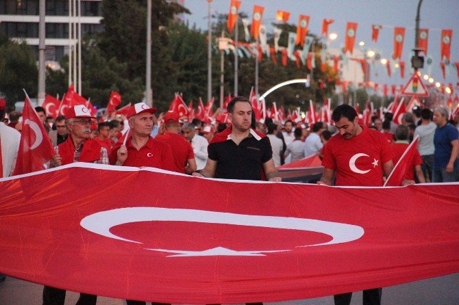 Edirne’de Demokrasi Nöbetinde Meydanlarda İnsan Seli