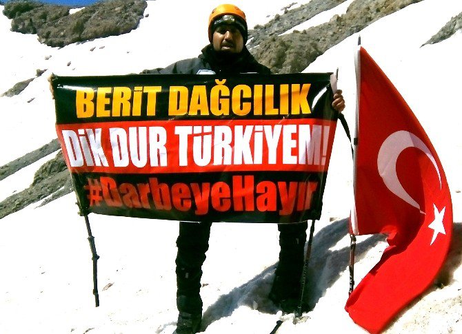 Dağcılar Darbecileri Erciyes’in Zirvesinden Lanetledi