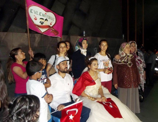 Demokrasi Çifti, Demokrasi Nöbetçilerinin Şahitliğinde Evlendi