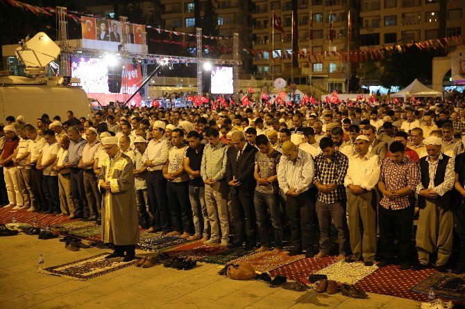 Haliliye Belediyesi Meydanlardaki Halkın Yanında Oldu