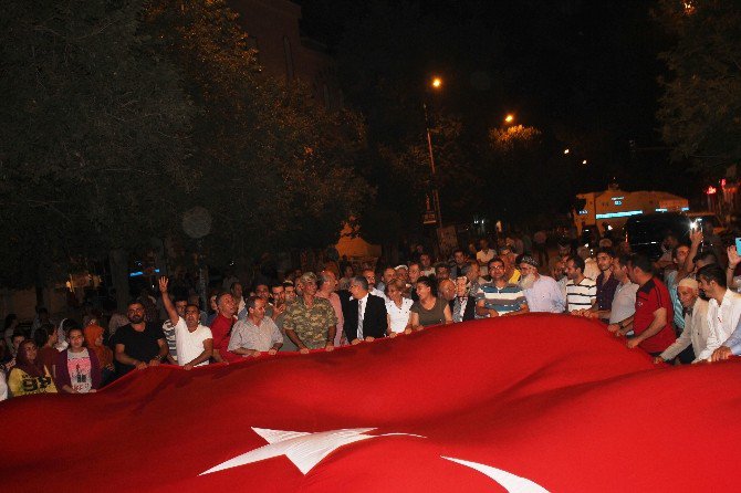 Iğdır’da Dev Bayraklı Demokrasi Yürüyüşü