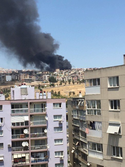 İzmir’de Korkutan Siyah Duman