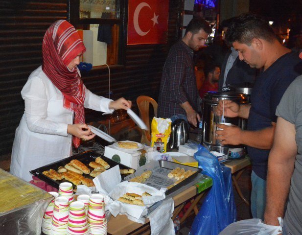 Kadınlar, Demokrasi Nöbetçilerine Börek Yapıp Dağıttı