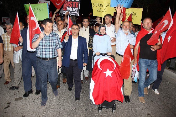 Safranbolu’da Binlerce Kişi ‘Demokrasi Yürüyüşü’ Yaptı