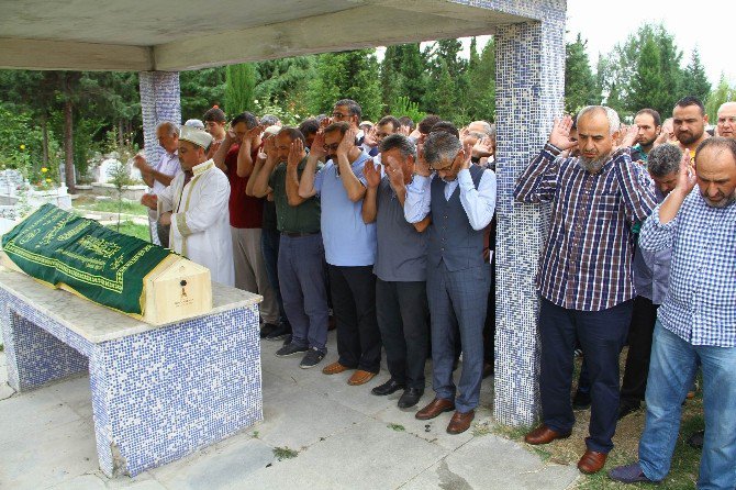 Görevden Alınınca İntihar Eden Kaymakam Toprağa Verildi