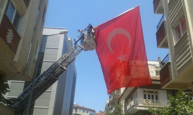 Saldırıya Uğrayan Bayrak Büyükşehir Tarafından Yenilendi