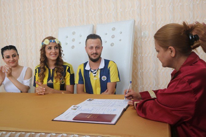 Nikah Masasına Fenerbahçe Forması İle Geldiler