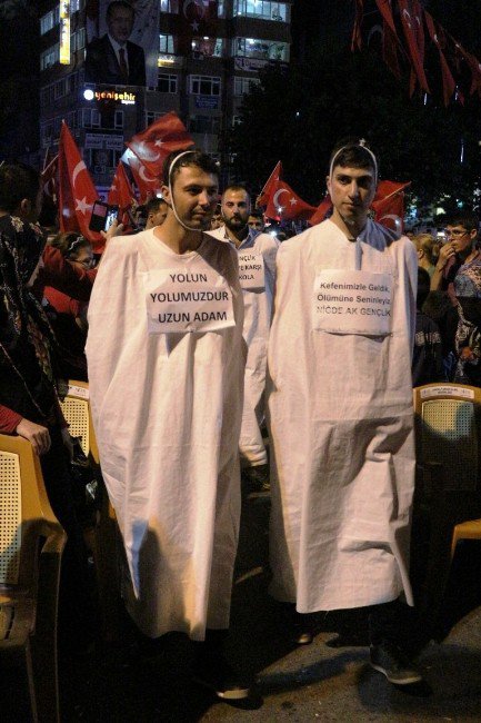 Niğde Ak Parti Gençlik Kollarından Darbe Girişimine Kefenli Protesto