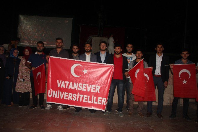 Üniversitelilerden Darbe Girişimine Tepki