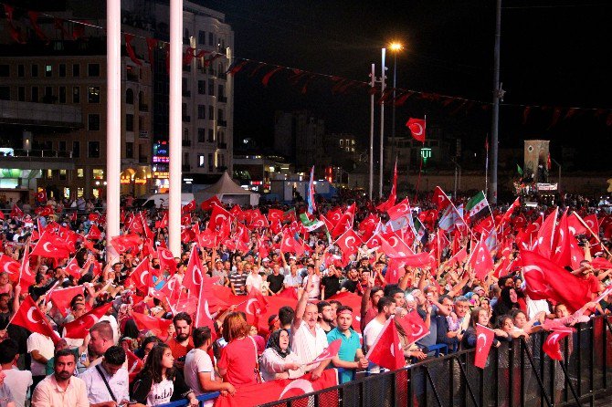 İstanbullular’ın Demokrasi Nöbeti Devam Ediyor