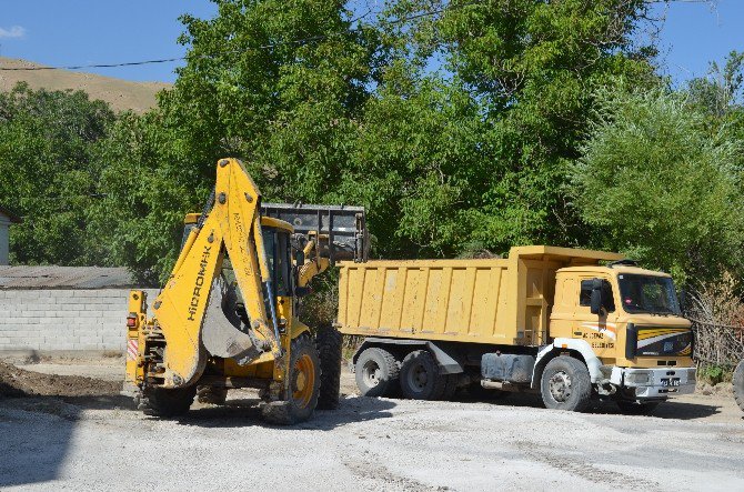 Belediyeden Yol Yapımı Ve Parke Döşeme Seferberliği