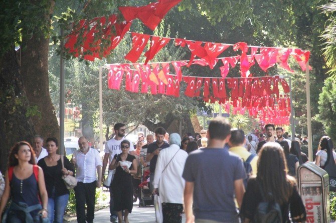 İzmit Yürüyüş Yolu Kırmızı-beyaza Büründü