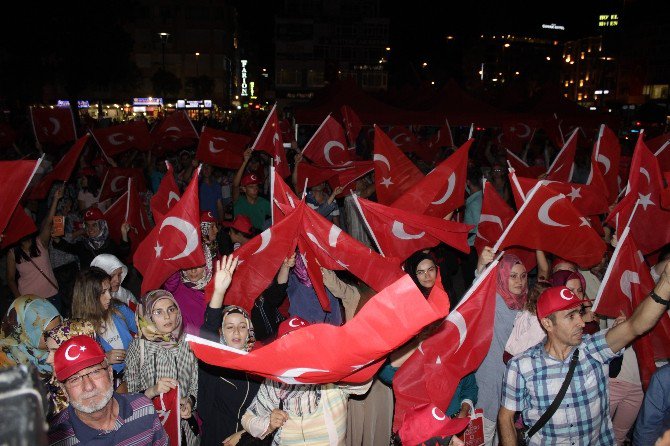 Çanakkale’de Demokrasi Nöbeti Devam Ediyor