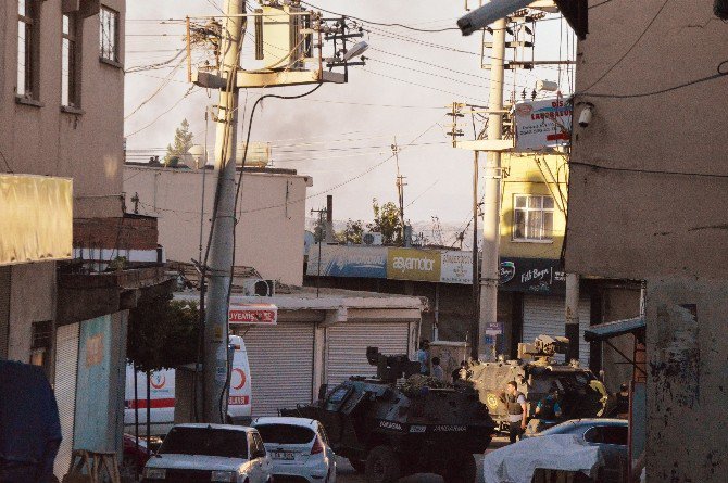 Diyarbakır’da Pkk’lı Teröristlere Yönelik Düzenlenen Operasyona Asker Takviye Edildi