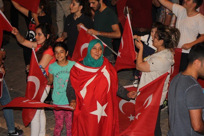 Iğdır’da 7’den 70’e Herkes Demokrasi Nöbetinde