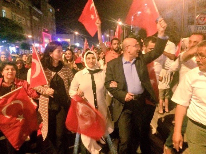 Ak Parti İl Başkanı Hüseyin Cahit Özden Demokrasi Nöbetlerine İlçelerde Devam Ediyor