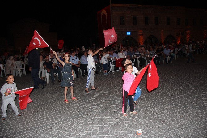 İncesu Halkı Demokrasi Nöbetinde Meydanı Boş Bırakmadı