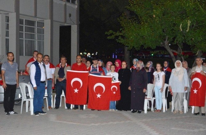 Gediz’de Her Akşam Demokrasi Nöbeti