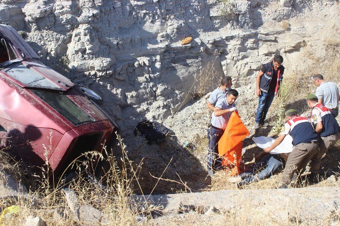 Otomobil Kayalıklara Çarptı: 2 Ölü