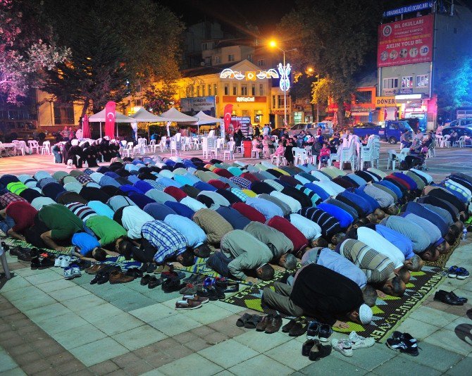 Demokrasi Nöbetinde Namaz Kıldılar