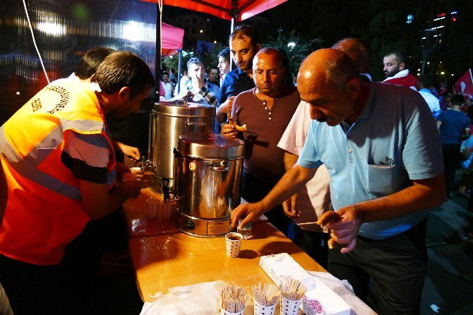 Trabzon Büyükşehir Belediyesi Tarafından Meydanlardaki Halka İkram Devam Ediyor