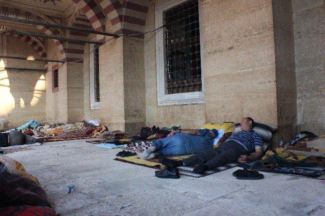 Kırkpınar Sevdalıları Geceyi Selimiye Camii Avlusunda Geçirdi