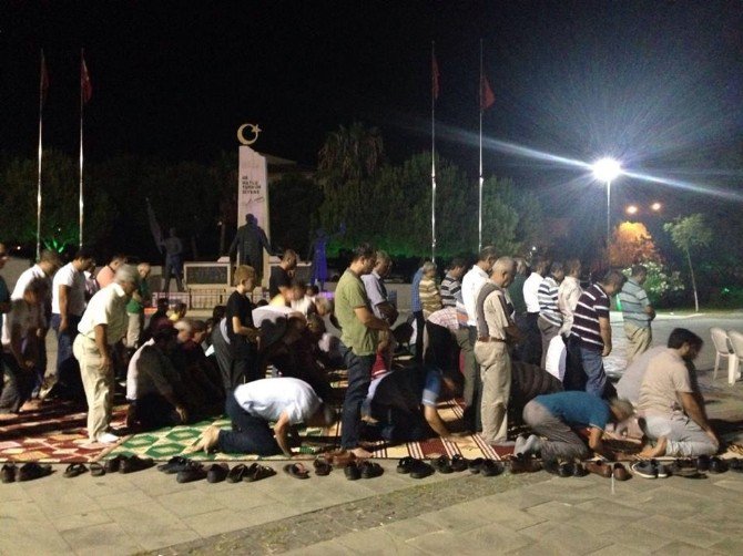 Anamur’da ’Demokrasi Nöbeti’ Devam Ediyor