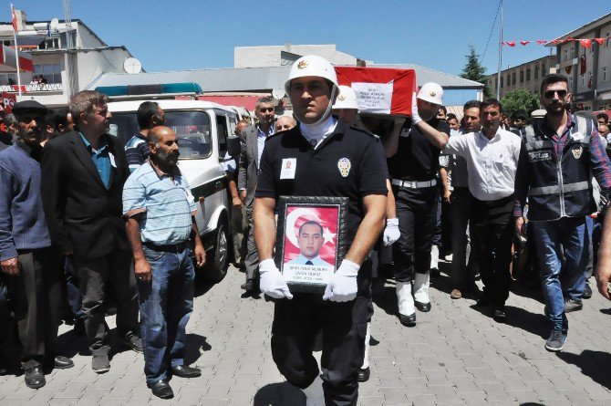 Pkk’nın Şehit Ettiği Polis Memuru Engin Yılmaz, Son Yolculuğuna Uğurlandı